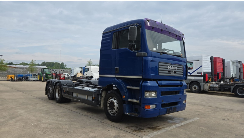 MAN TGA 26.460 (MANUAL PUMP / POMPE MANUELLE / MANUAL GEARBOX / BOITE MANUELLE / 6X2 / FRONT STEEL / DEVANT LAMES) - Fahrgestell LKW: das Bild 3 MAN TGA 26.460 (MANUAL PUMP / POMPE MANUELLE / MANUAL GEARBOX / BOITE MANUELLE / 6X2 / FRONT STEEL / DEVANT LAMES) - Fahrgestell LKW: das Bild 3