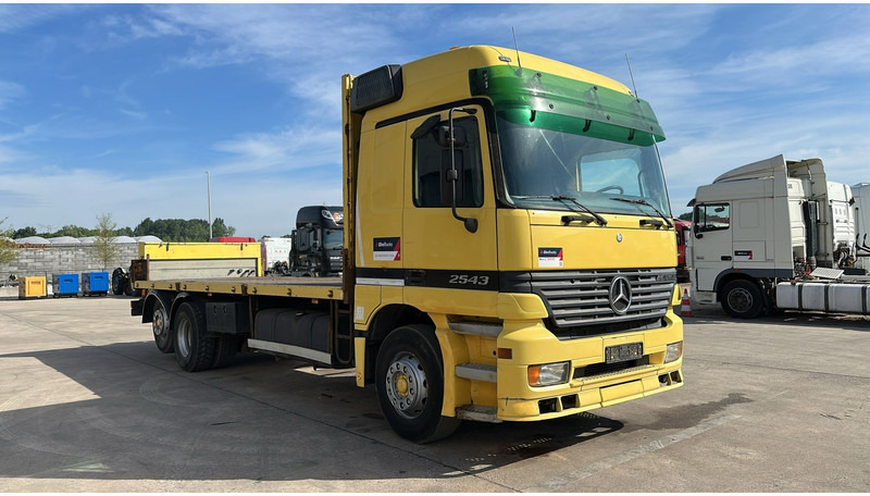 Mercedes-Benz ACTROS 2543 (EPS / 3 PEDALES / LAMES DEVANT / STEEL FRONT / PARFAIT ETAT !! / V6) - Pritsche LKW: das Bild 2 Mercedes-Benz ACTROS 2543 (EPS / 3 PEDALES / LAMES DEVANT / STEEL FRONT / PARFAIT ETAT !! / V6) - Pritsche LKW: das Bild 2