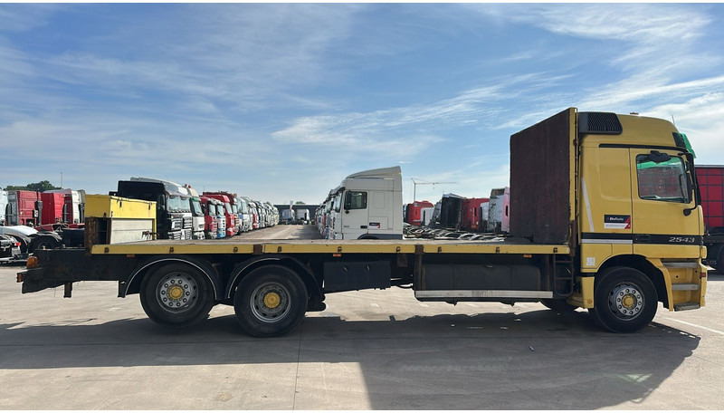Mercedes-Benz ACTROS 2543 (EPS / 3 PEDALES / LAMES DEVANT / STEEL FRONT / PARFAIT ETAT !! / V6) - Pritsche LKW: das Bild 4 Mercedes-Benz ACTROS 2543 (EPS / 3 PEDALES / LAMES DEVANT / STEEL FRONT / PARFAIT ETAT !! / V6) - Pritsche LKW: das Bild 4