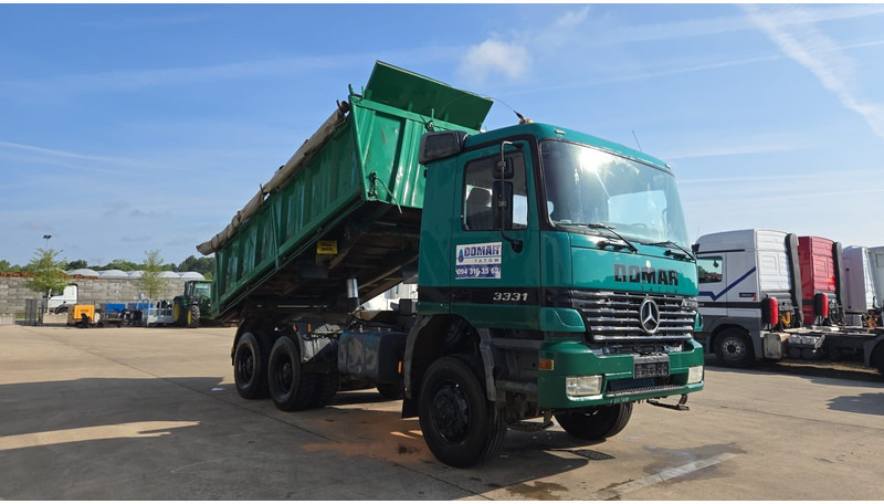 Mercedes-Benz Actros 3331 (BOITE MANUELLE / 6X6 / LAMES / GRAND PONT / V6) - Kipper: das Bild 3 Mercedes-Benz Actros 3331 (BOITE MANUELLE / 6X6 / LAMES / GRAND PONT / V6) - Kipper: das Bild 3