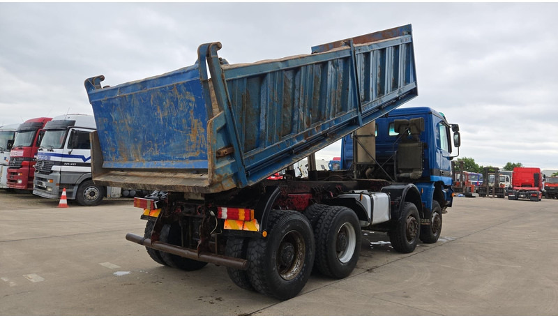 Mercedes-Benz Actros 4143 (EPS / 8X6 / LAMES / GRAND PONT / V6 / 3 PEDALES / MP1) - Kipper: das Bild 5 Mercedes-Benz Actros 4143 (EPS / 8X6 / LAMES / GRAND PONT / V6 / 3 PEDALES / MP1) - Kipper: das Bild 5