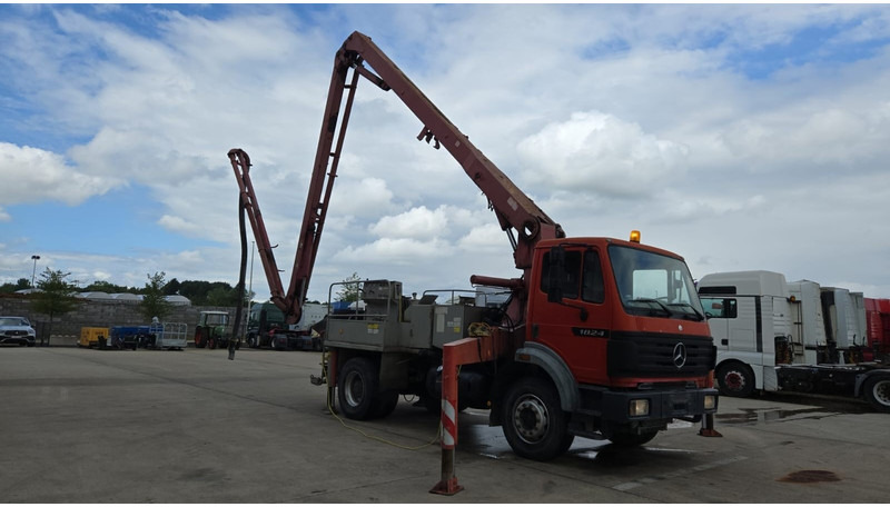 Mercedes-Benz SK 1824 (V6 / LAMES / GRAND PONT / PUTZMEISTER 24M/ JOYSTICK / RADIO) - Betonpumpe: das Bild 3 Mercedes-Benz SK 1824 (V6 / LAMES / GRAND PONT / PUTZMEISTER 24M/ JOYSTICK / RADIO) - Betonpumpe: das Bild 3