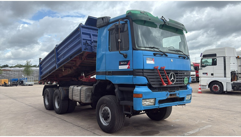 Mercedes-Benz actros 3340 (6X6 / BOITE MANUELLE /MANUAL GEARBOX / 3 PONTS / V6 / MP1) - Kipper: das Bild 3 Mercedes-Benz actros 3340 (6X6 / BOITE MANUELLE /MANUAL GEARBOX / 3 PONTS / V6 / MP1) - Kipper: das Bild 3
