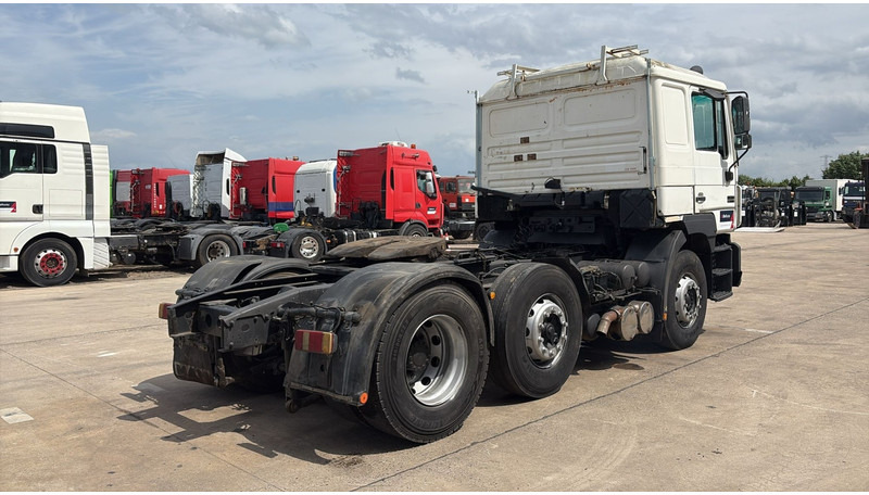 MAN 25.403 (6X2 / 6 CYLINDER / EURO 2 / MANUAL GEARBOX / 8 TYRES) - Sattelzugmaschine: das Bild 4 MAN 25.403 (6X2 / 6 CYLINDER / EURO 2 / MANUAL GEARBOX / 8 TYRES) - Sattelzugmaschine: das Bild 4