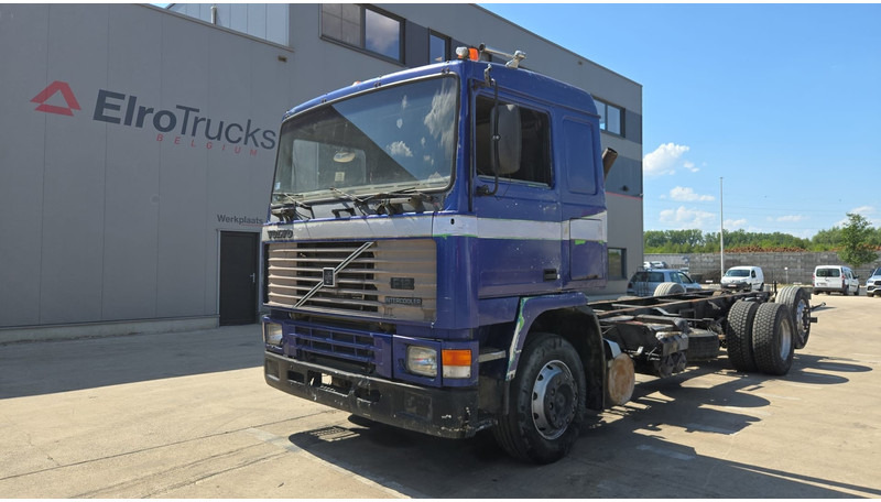 Volvo F 12 - 360 (FULL STEEL SUSPENSION / MANUAL PUMP / SUSP. LAMES / 6X2) - Fahrgestell LKW: das Bild 1 Volvo F 12 - 360 (FULL STEEL SUSPENSION / MANUAL PUMP / SUSP. LAMES / 6X2) - Fahrgestell LKW: das Bild 1