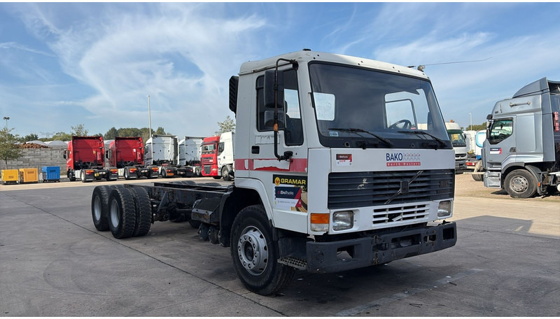 Volvo FL 7 (6X4 / LAMES / POMPE MANUELLE / MANUAL PUMP / STEEL SUSP.) - Fahrgestell LKW: das Bild 3 Volvo FL 7 (6X4 / LAMES / POMPE MANUELLE / MANUAL PUMP / STEEL SUSP.) - Fahrgestell LKW: das Bild 3