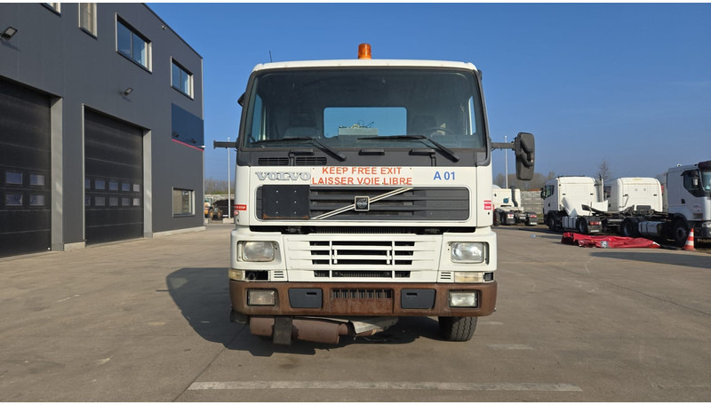 Volvo FM 7 - 290 (60.000 KM ORIGINAL !!! / POMPE MANUELLE / LAMES / GRAND PONT / EX AEROPORT) - Fahrgestell LKW: das Bild 2 Volvo FM 7 - 290 (60.000 KM ORIGINAL !!! / POMPE MANUELLE / LAMES / GRAND PONT / EX AEROPORT) - Fahrgestell LKW: das Bild 2