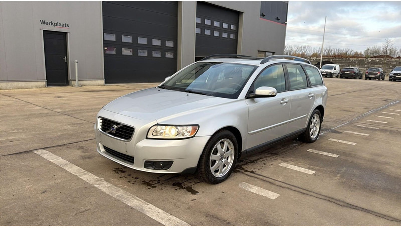 Volvo V50 (BELGIAN CAR / AIRCO / AUTOMATIC GEARBOX / EURO 5) - PKW: das Bild 1 Volvo V50 (BELGIAN CAR / AIRCO / AUTOMATIC GEARBOX / EURO 5) - PKW: das Bild 1