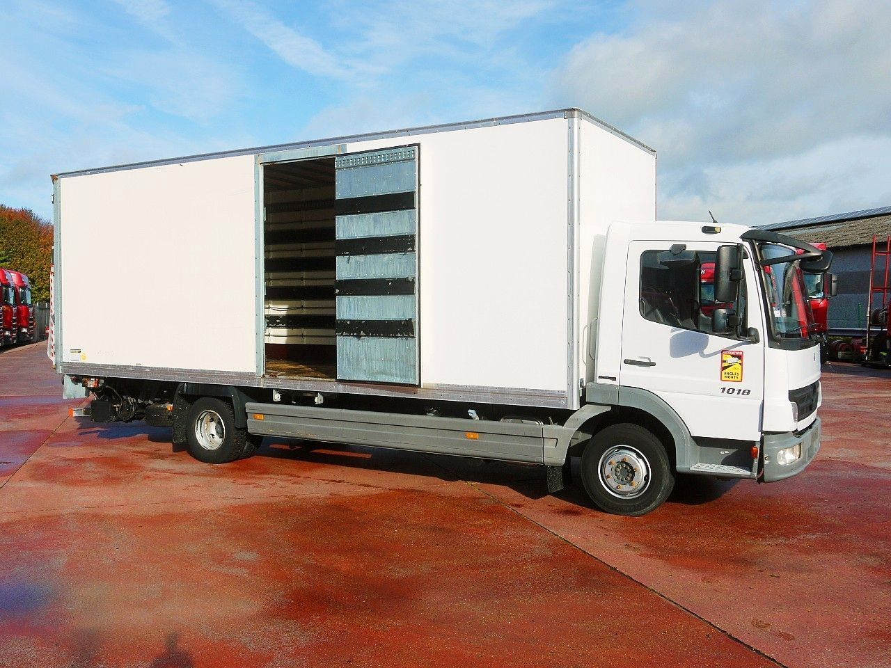 Mercedes-Benz 1018 ATEGO MEUBEL KOFFER A/C LBW LUFT 112tkm - Koffer LKW: das Bild 3 Mercedes-Benz 1018 ATEGO MEUBEL KOFFER A/C LBW LUFT 112tkm - Koffer LKW: das Bild 3