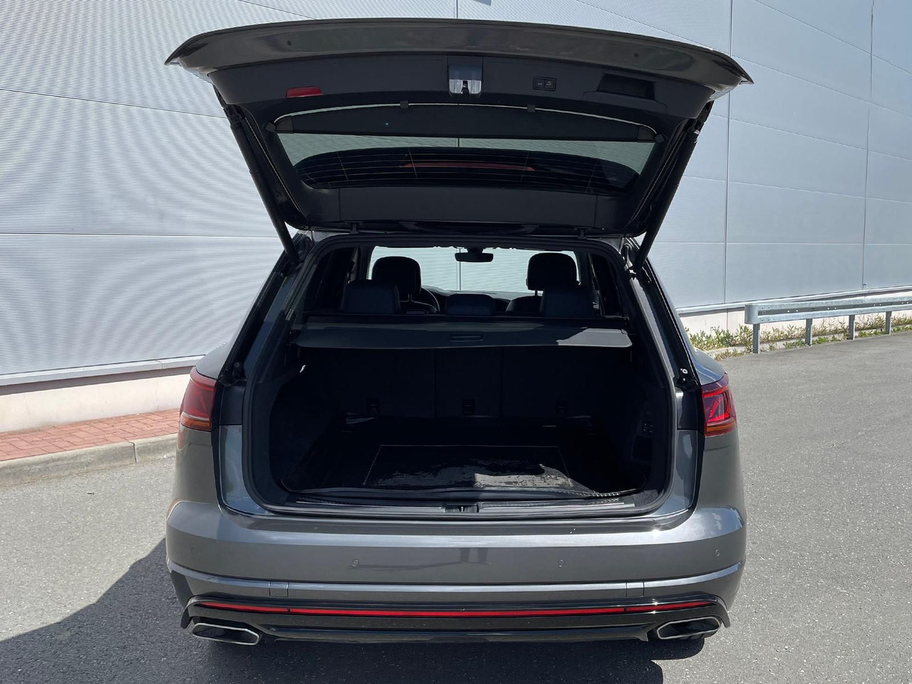 SUV/ Geländewagen Volkswagen Touareg 4.0 V8 TDI One Million 4M LEDER AHK ACC: das Bild 10
