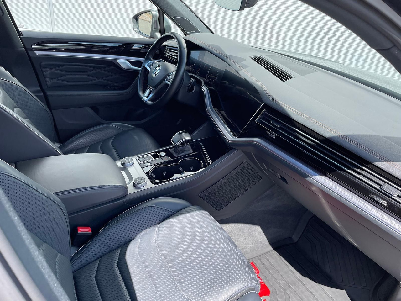 SUV/ Geländewagen Volkswagen Touareg 4.0 V8 TDI One Million 4M LEDER AHK ACC: das Bild 22