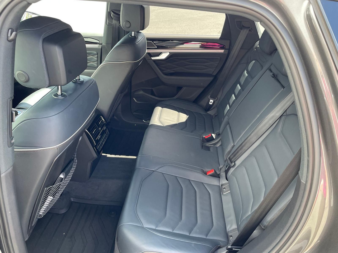 SUV/ Geländewagen Volkswagen Touareg 4.0 V8 TDI One Million 4M LEDER AHK ACC: das Bild 15
