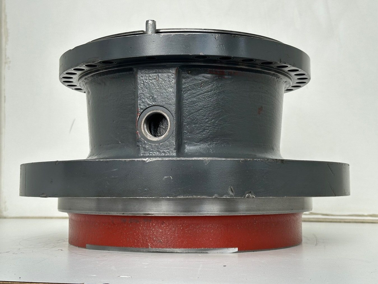 Liebherr Abtriebswellengehäuse ID-Nr.90021076. SAT325A296 - SAT325/294. R934-1550, R936, R938-1650, R940, R945-1866, R946, R950. #90021076.27.10# - Schwenkmotor für Baumaschine: das Bild 2 Liebherr Abtriebswellengehäuse ID-Nr.90021076. SAT325A296 - SAT325/294. R934-1550, R936, R938-1650, R940, R945-1866, R946, R950. #90021076.27.10# - Schwenkmotor für Baumaschine: das Bild 2