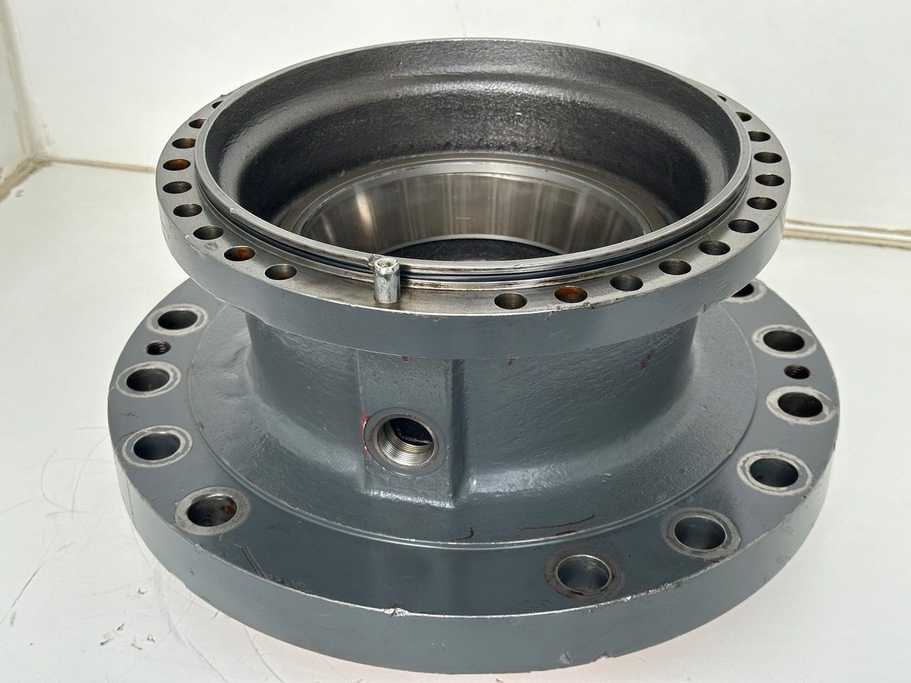 Liebherr Abtriebswellengehäuse ID-Nr.90021076. SAT325A296 - SAT325/294. R934-1550, R936, R938-1650, R940, R945-1866, R946, R950. #90021076.27.10# - Schwenkmotor für Baumaschine: das Bild 3 Liebherr Abtriebswellengehäuse ID-Nr.90021076. SAT325A296 - SAT325/294. R934-1550, R936, R938-1650, R940, R945-1866, R946, R950. #90021076.27.10# - Schwenkmotor für Baumaschine: das Bild 3