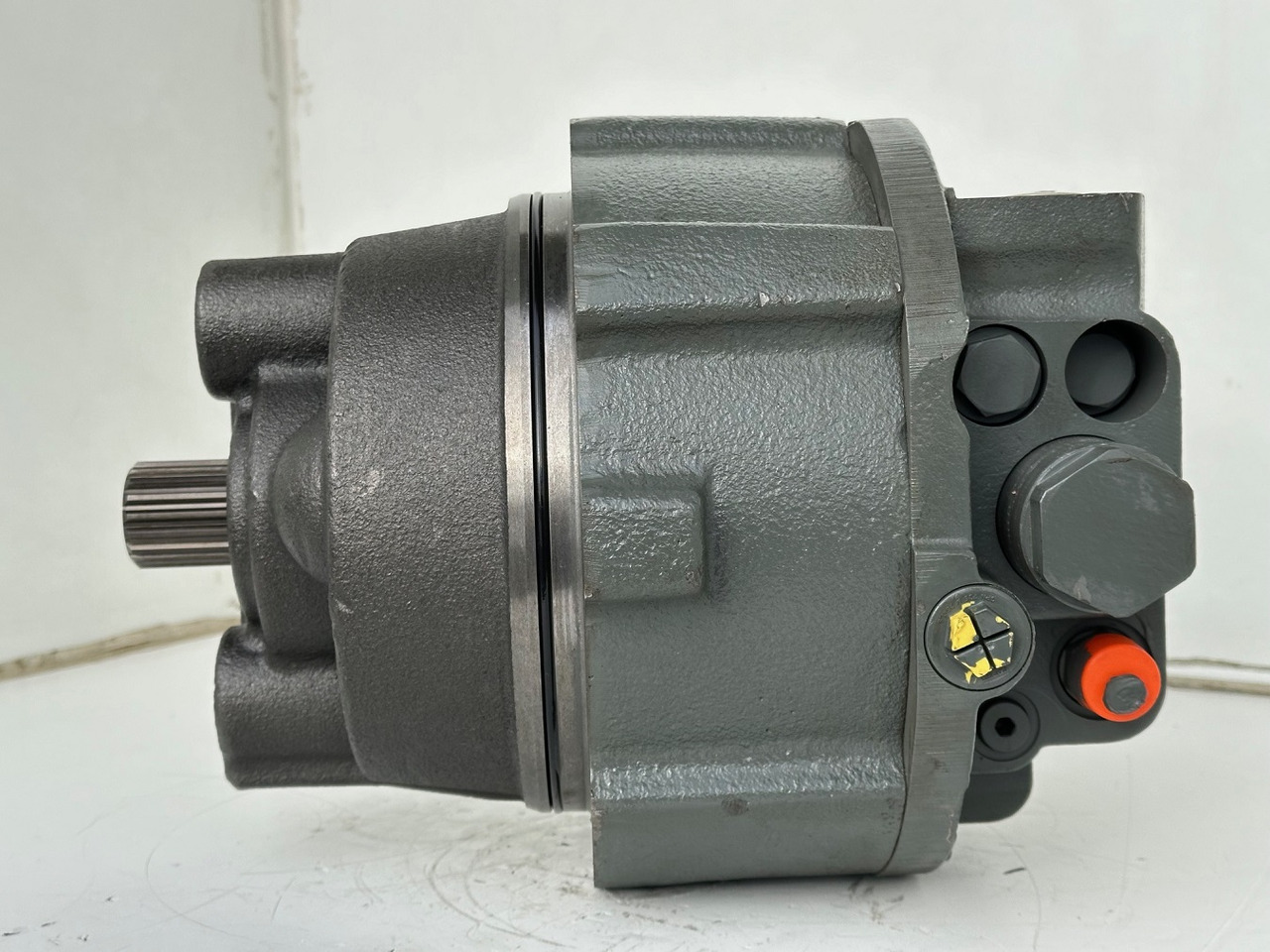 Liebherr Hydraulikeinbaumotor CMVE O 135. ID-Nr.10129570 - ID-Nr.11439804. FAT400P112 - FAT550P093. R930, R934, R936, R940, R944, R946, R950T. #10129570.21538# - Hydraulikmotor für Baumaschine: das Bild 3 Liebherr Hydraulikeinbaumotor CMVE O 135. ID-Nr.10129570 - ID-Nr.11439804. FAT400P112 - FAT550P093. R930, R934, R936, R940, R944, R946, R950T. #10129570.21538# - Hydraulikmotor für Baumaschine: das Bild 3