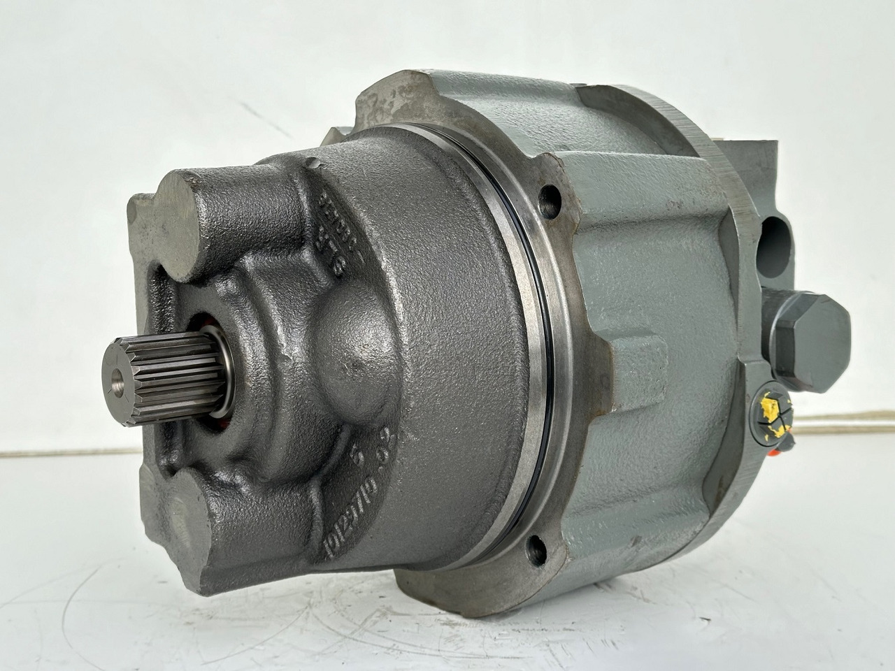 Liebherr Hydraulikeinbaumotor CMVE O 135. ID-Nr.10129570 - ID-Nr.11439804. FAT400P112 - FAT550P093. R930, R934, R936, R940, R944, R946, R950T. #10129570.21538# - Hydraulikmotor für Baumaschine: das Bild 1 Liebherr Hydraulikeinbaumotor CMVE O 135. ID-Nr.10129570 - ID-Nr.11439804. FAT400P112 - FAT550P093. R930, R934, R936, R940, R944, R946, R950T. #10129570.21538# - Hydraulikmotor für Baumaschine: das Bild 1