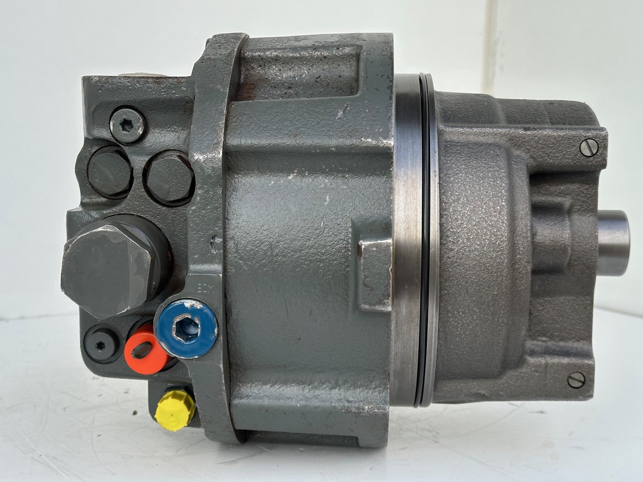 Liebherr Hydraulikeinbaumotor Typ:LH46VE 108. ID-Nr.11428178 . LOS926-1715,R926-1715,R928-1715,R930-1716,R934-1550,R936K-LC,R936K-NLC,R936K-SLC,R938. #11428178.0663# - Fahrantrieb für Baumaschine: das Bild 4 Liebherr Hydraulikeinbaumotor Typ:LH46VE 108. ID-Nr.11428178 . LOS926-1715,R926-1715,R928-1715,R930-1716,R934-1550,R936K-LC,R936K-NLC,R936K-SLC,R938. #11428178.0663# - Fahrantrieb für Baumaschine: das Bild 4