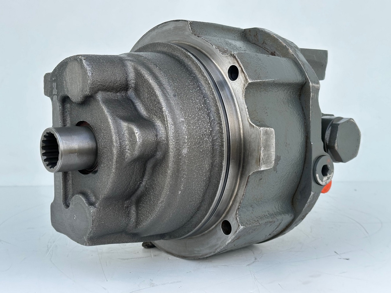 Liebherr Hydraulikeinbaumotor Typ:LH46VE 108. ID-Nr.11428178 . LOS926-1715,R926-1715,R928-1715,R930-1716,R934-1550,R936K-LC,R936K-NLC,R936K-SLC,R938. #11428178.0663# - Fahrantrieb für Baumaschine: das Bild 1 Liebherr Hydraulikeinbaumotor Typ:LH46VE 108. ID-Nr.11428178 . LOS926-1715,R926-1715,R928-1715,R930-1716,R934-1550,R936K-LC,R936K-NLC,R936K-SLC,R938. #11428178.0663# - Fahrantrieb für Baumaschine: das Bild 1