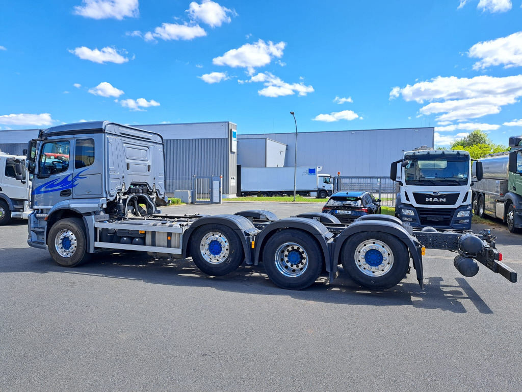 Mercedes Benz Actros 3243 8x2 1,2 & 4 Lenkachse, 2 & 4 Liftbar(Nr. 6051) - Fahrgestell LKW: das Bild 4 Mercedes Benz Actros 3243 8x2 1,2 & 4 Lenkachse, 2 & 4 Liftbar(Nr. 6051) - Fahrgestell LKW: das Bild 4