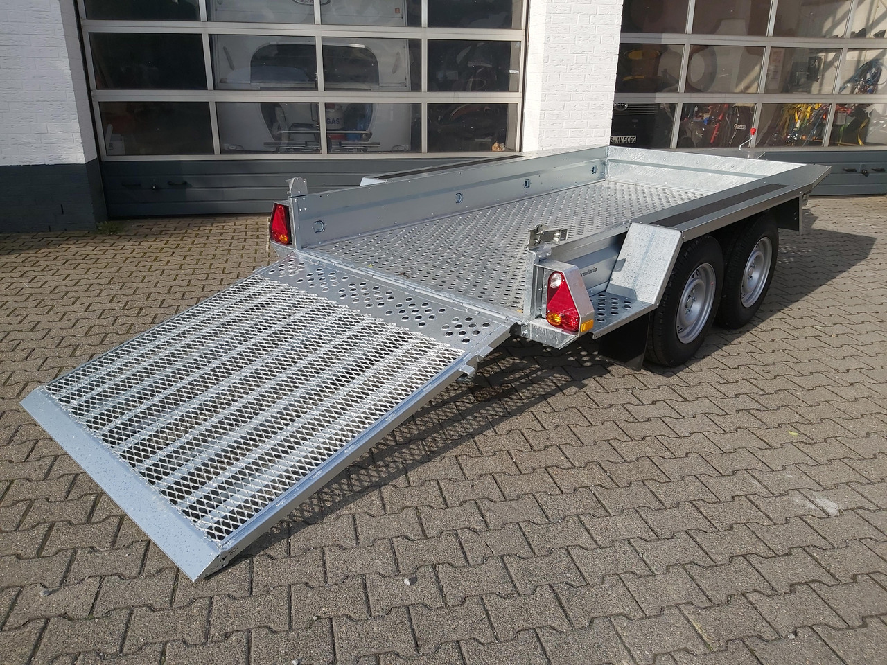 Brenderup Maschinentransporter MT 3080 STF 308x152x25cm Stahllochboden 3000kg - Baumaschinenanhänger: das Bild 1 Brenderup Maschinentransporter MT 3080 STF 308x152x25cm Stahllochboden 3000kg - Baumaschinenanhänger: das Bild 1