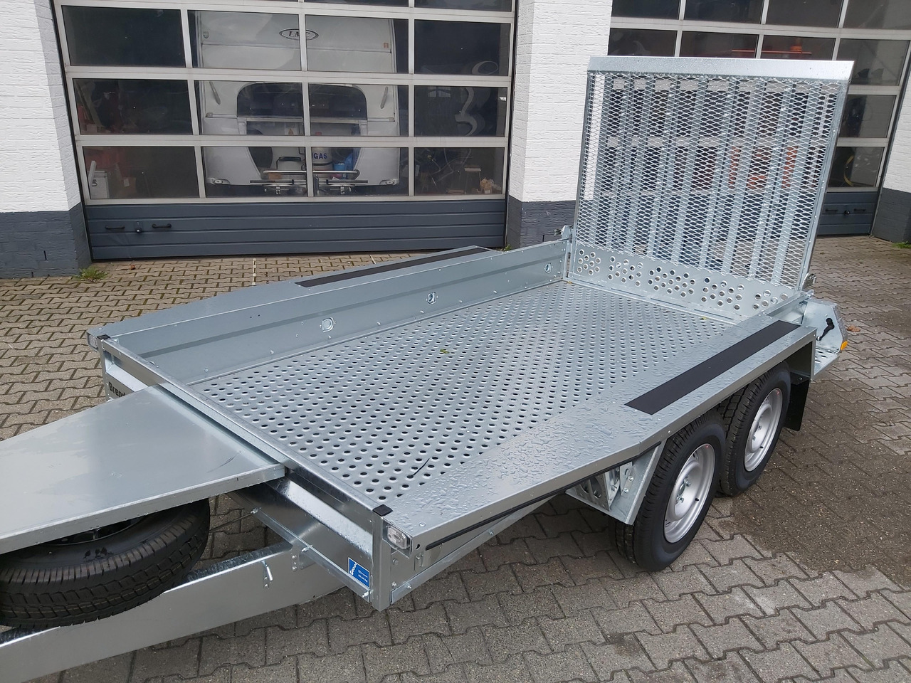 Brenderup Maschinentransporter MT 3080 STF 308x152x25cm Stahllochboden 3000kg - Baumaschinenanhänger: das Bild 4 Brenderup Maschinentransporter MT 3080 STF 308x152x25cm Stahllochboden 3000kg - Baumaschinenanhänger: das Bild 4