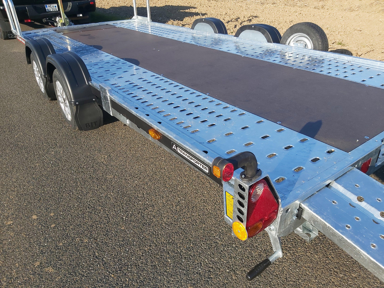 Autotransporter Anhänger Brian James A4 Transporter 500x200cm blackline Alufelgen easy glide Rampen 240cm Reifenregal 3000kg: das Bild 6