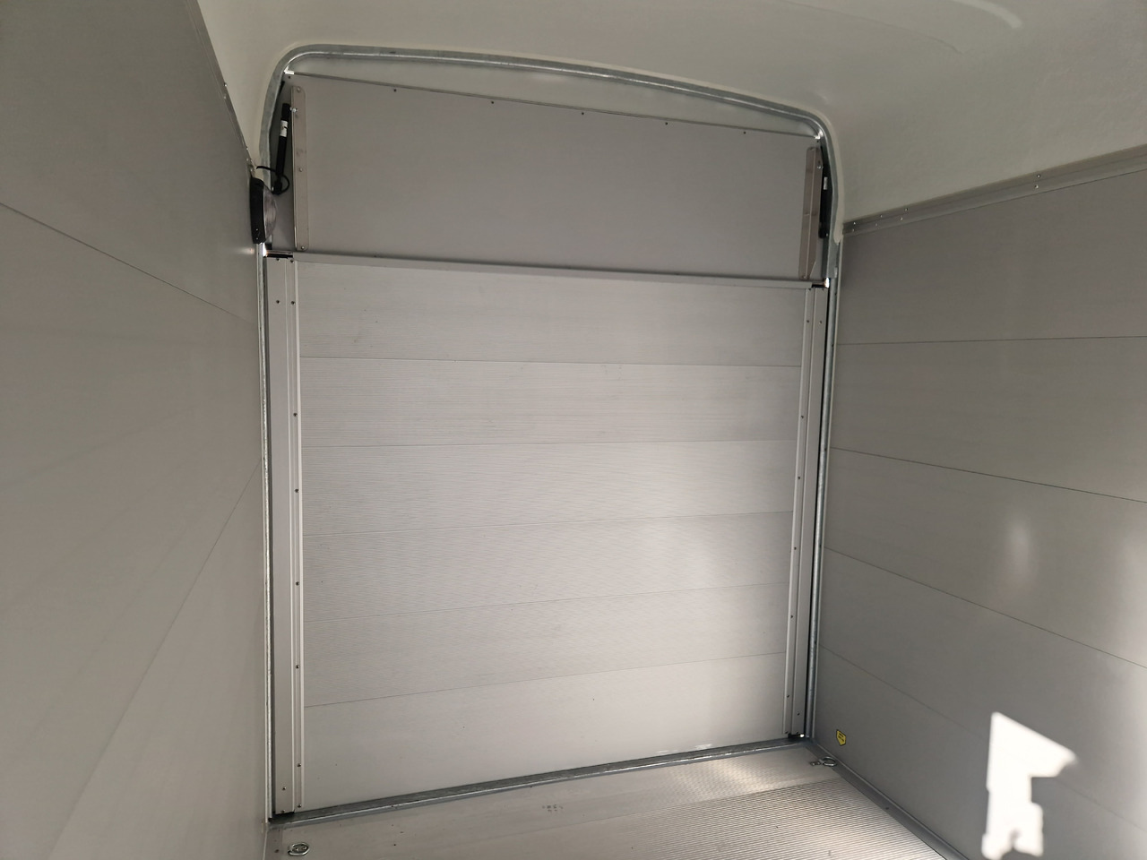 Cargo Roadster 400 312x164x184cm Alu Poly weiß Seitentür Pullman 100km/H 1300kg – Leasing Cargo Roadster 400 312x164x184cm Alu Poly weiß Seitentür Pullman 100km/H 1300kg: das Bild 8