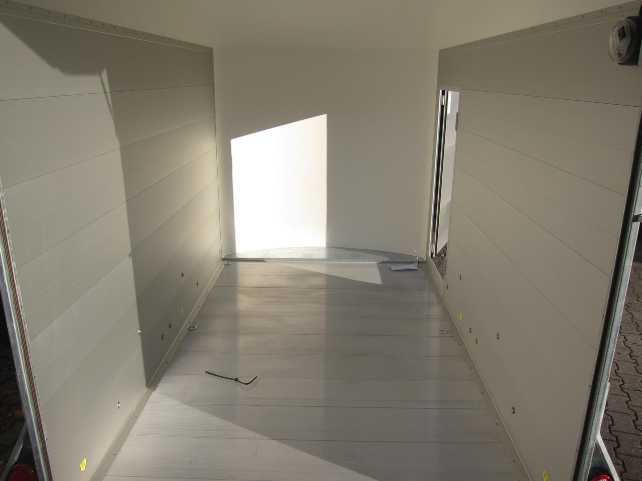 Cargo Roadster 500 312x167x199cm Alu Poly white Seitentür Pullman 100km/H 2000kg - Koffer Anhänger: das Bild 3 Cargo Roadster 500 312x167x199cm Alu Poly white Seitentür Pullman 100km/H 2000kg - Koffer Anhänger: das Bild 3