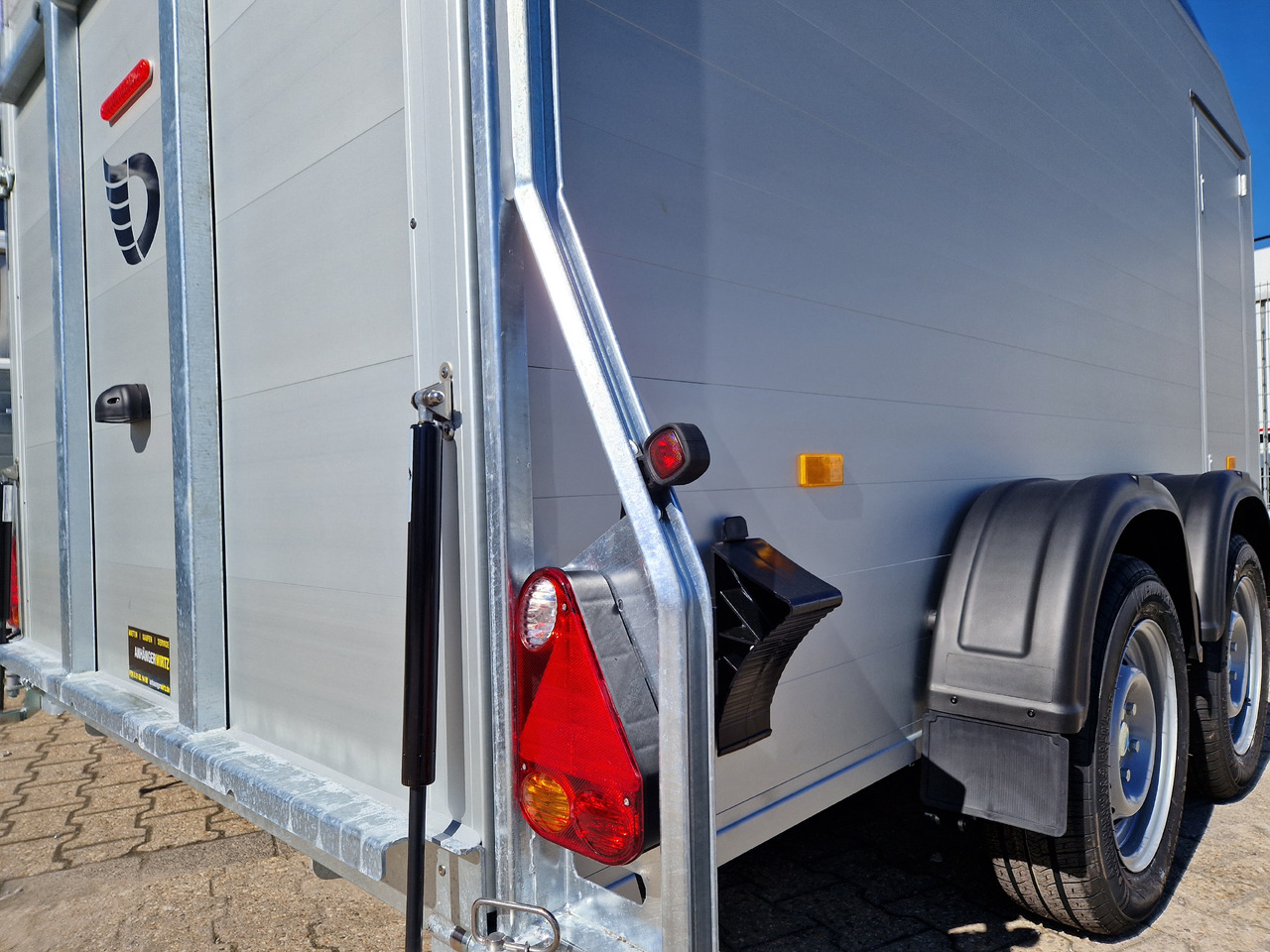 Cargo Roadster 700 plus 375x180x200cm Alu Poly kingblue Seitentür Pullman 2600kg 100km/H Aktion - Koffer Anhänger: das Bild 5 Cargo Roadster 700 plus 375x180x200cm Alu Poly kingblue Seitentür Pullman 2600kg 100km/H Aktion - Koffer Anhänger: das Bild 5