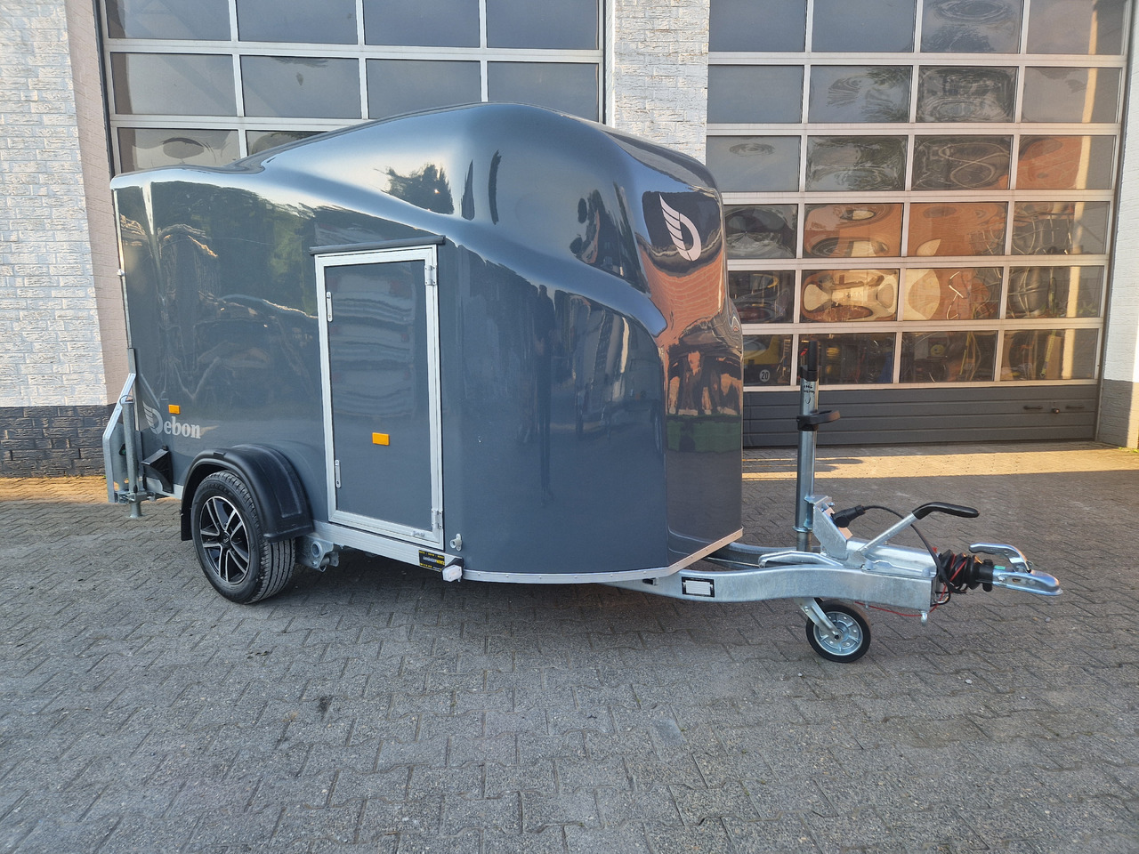 Debon Cargo 1300 300x152x168cm irongrey Seitentür Alufelgen 1300kg Pullman 100kmh Modell 2024 - Koffer Anhänger: das Bild 1 Debon Cargo 1300 300x152x168cm irongrey Seitentür Alufelgen 1300kg Pullman 100kmh Modell 2024 - Koffer Anhänger: das Bild 1
