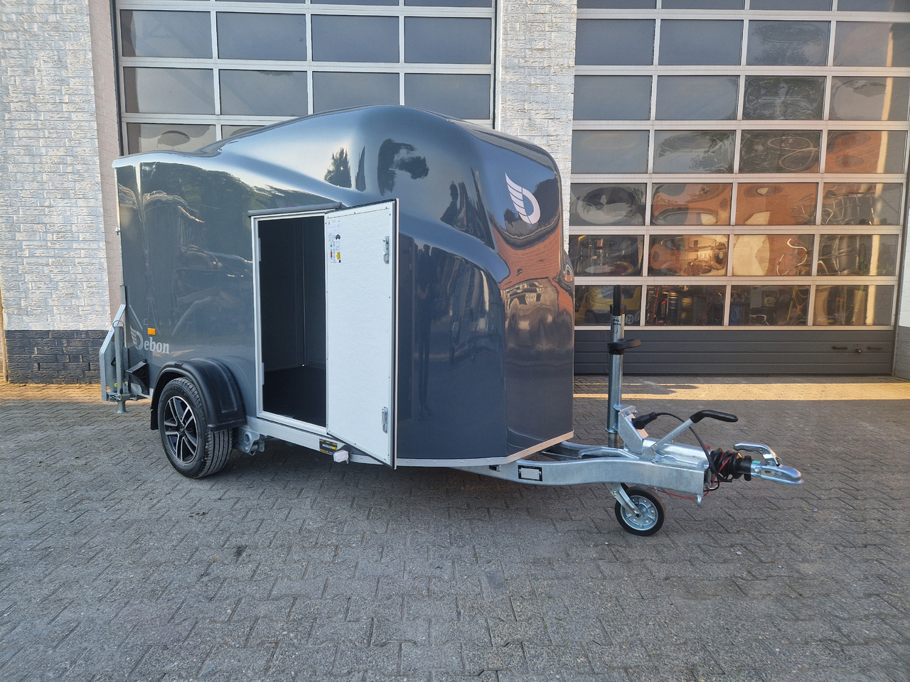 Debon Cargo 1300 300x152x168cm irongrey Seitentür Alufelgen 1300kg Pullman 100kmh Modell 2024 - Koffer Anhänger: das Bild 2 Debon Cargo 1300 300x152x168cm irongrey Seitentür Alufelgen 1300kg Pullman 100kmh Modell 2024 - Koffer Anhänger: das Bild 2