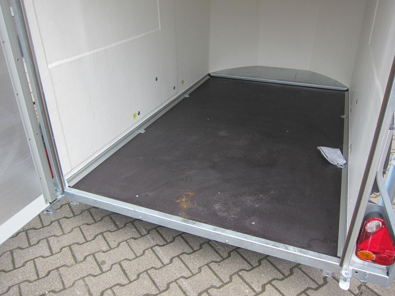 Debon Cargo 1300 300x152x168cm white Alufelgen darkline aerodynamik Pullman II 100km/H 1300kg - Koffer Anhänger: das Bild 4 Debon Cargo 1300 300x152x168cm white Alufelgen darkline aerodynamik Pullman II 100km/H 1300kg - Koffer Anhänger: das Bild 4