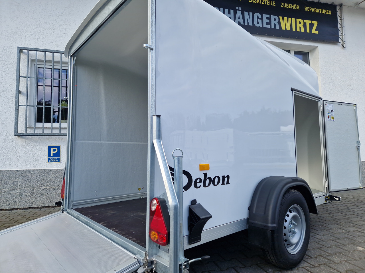 Debon Cargo 1300 300x152x168cm white Seitentür Pullman II 100km/H 1300kg Modell 2025 - Koffer Anhänger: das Bild 4 Debon Cargo 1300 300x152x168cm white Seitentür Pullman II 100km/H 1300kg Modell 2025 - Koffer Anhänger: das Bild 4