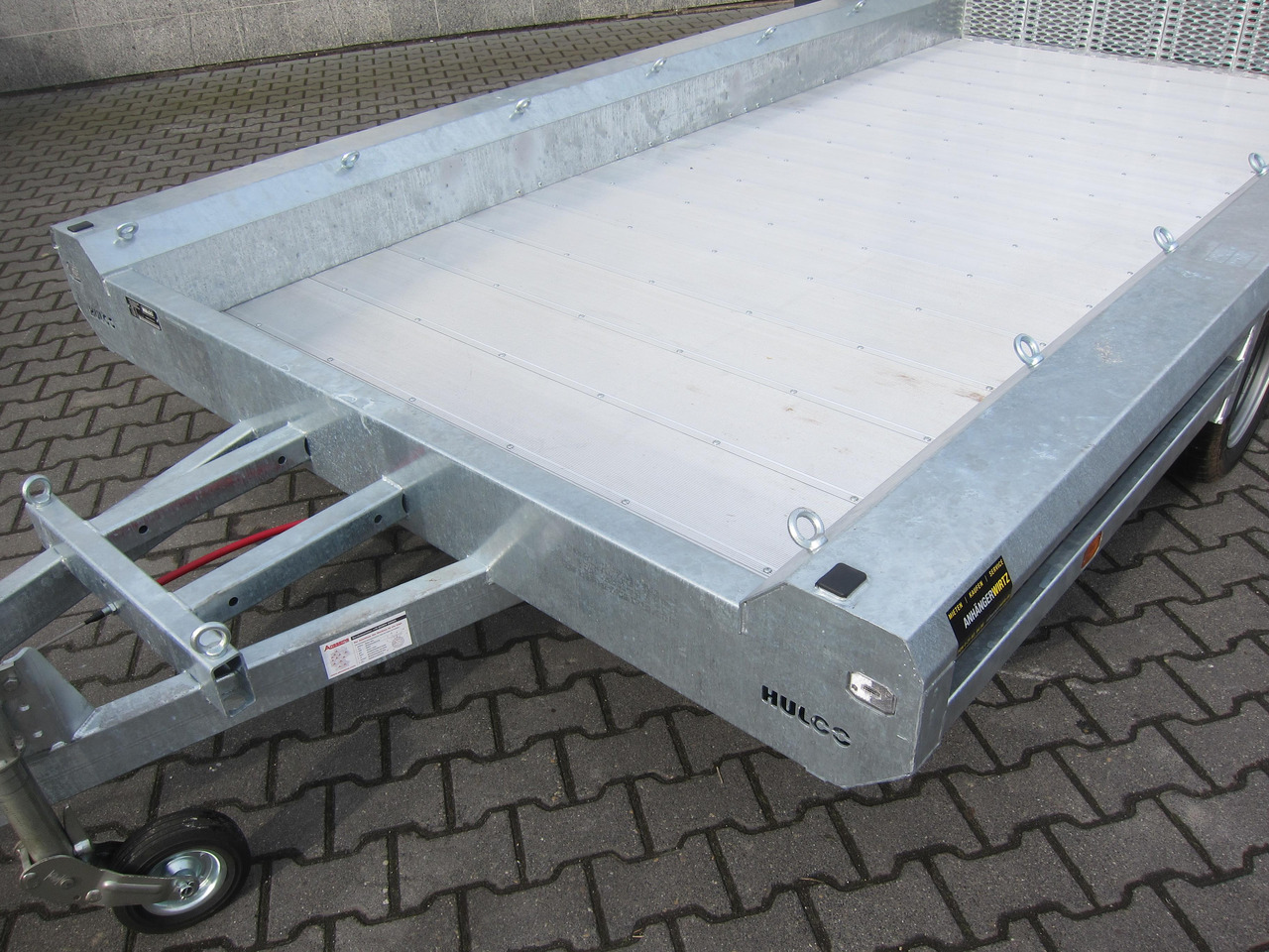 HULCO TERRAX Aluboden 394x188x27cm Heckrampe 100cm Tridem (XL) 3500kg - Baumaschinenanhänger: das Bild 3 HULCO TERRAX Aluboden 394x188x27cm Heckrampe 100cm Tridem (XL) 3500kg - Baumaschinenanhänger: das Bild 3