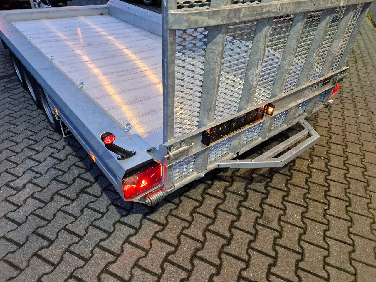 HULCO TERRAX Aluboden 469x195x27cm Heckrampe 150cm Tridem 3500kg (XXL) - Baumaschinenanhänger: das Bild 5 HULCO TERRAX Aluboden 469x195x27cm Heckrampe 150cm Tridem 3500kg (XXL) - Baumaschinenanhänger: das Bild 5