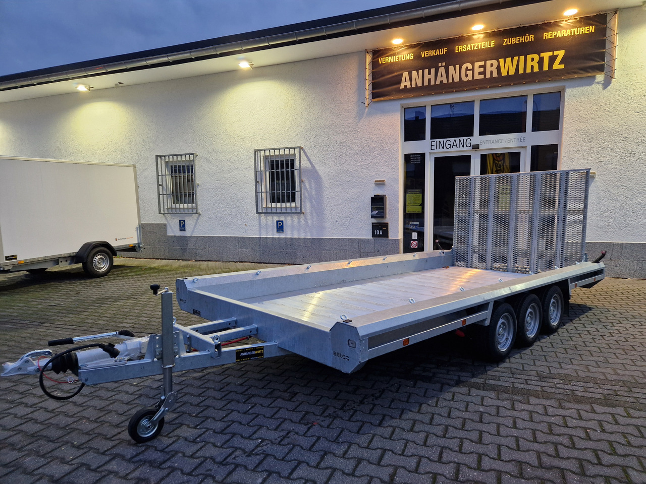 HULCO TERRAX Aluboden 469x195x27cm Heckrampe 150cm Tridem 3500kg (XXL) - Baumaschinenanhänger: das Bild 2 HULCO TERRAX Aluboden 469x195x27cm Heckrampe 150cm Tridem 3500kg (XXL) - Baumaschinenanhänger: das Bild 2