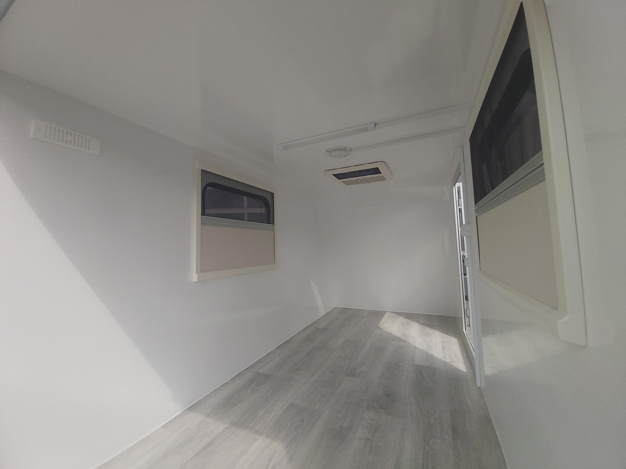 Kargo Camp TFS S Midi 320x150x150cm aero Seitentür Fenster Strom 230V (S) 750kg gebremst Modell 22 - Wohnwagen: das Bild 3 Kargo Camp TFS S Midi 320x150x150cm aero Seitentür Fenster Strom 230V (S) 750kg gebremst Modell 22 - Wohnwagen: das Bild 3