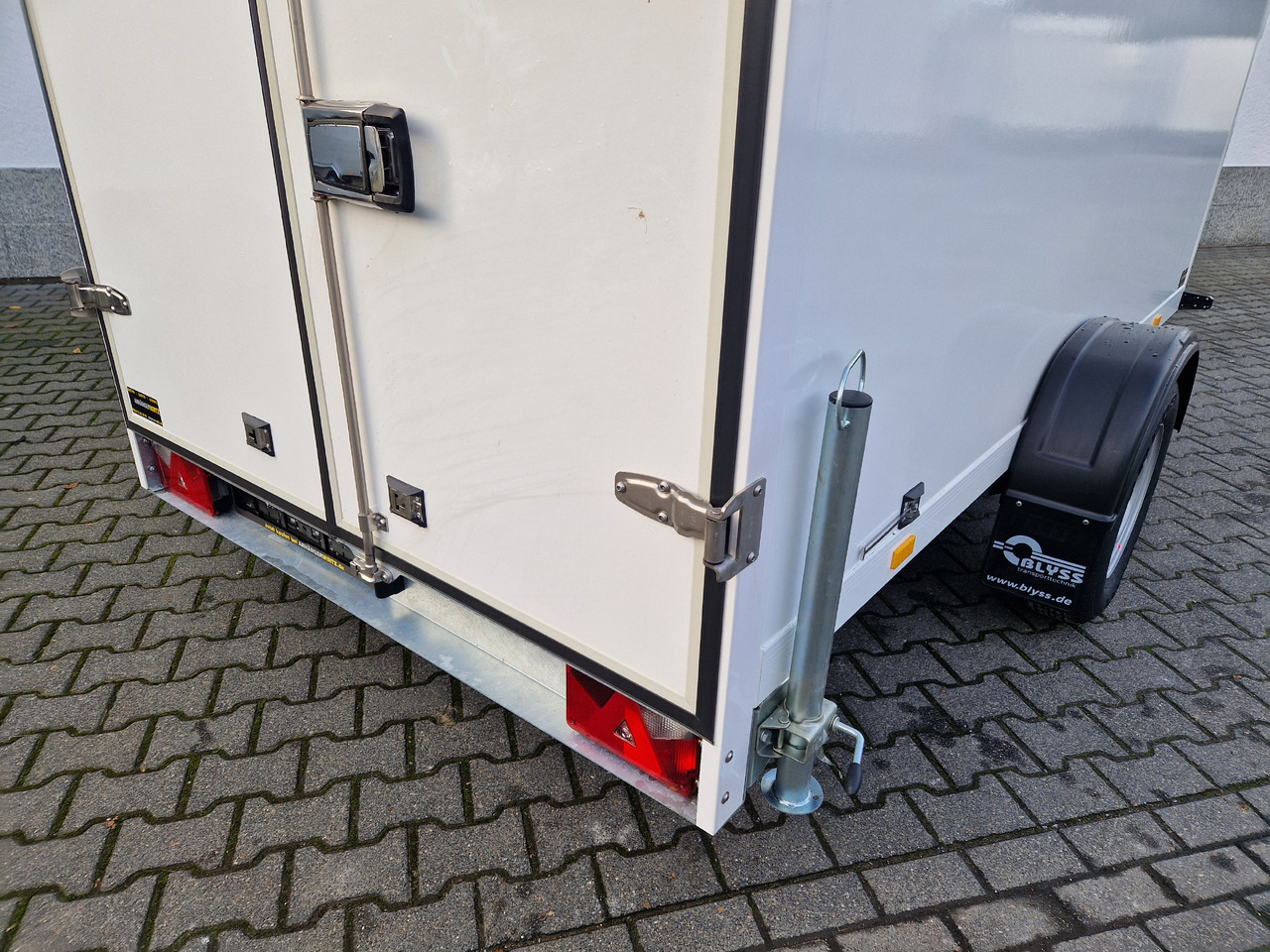 Koffer Anhänger Kargo FS1330/180HL 305x159x180cm GFK Zurrsystem Tieflader LED (M) 1300kg 100 km/H: das Bild 6 Koffer Anhänger Kargo FS1330/180HL 305x159x180cm GFK Zurrsystem Tieflader LED (M) 1300kg 100 km/H: das Bild 6