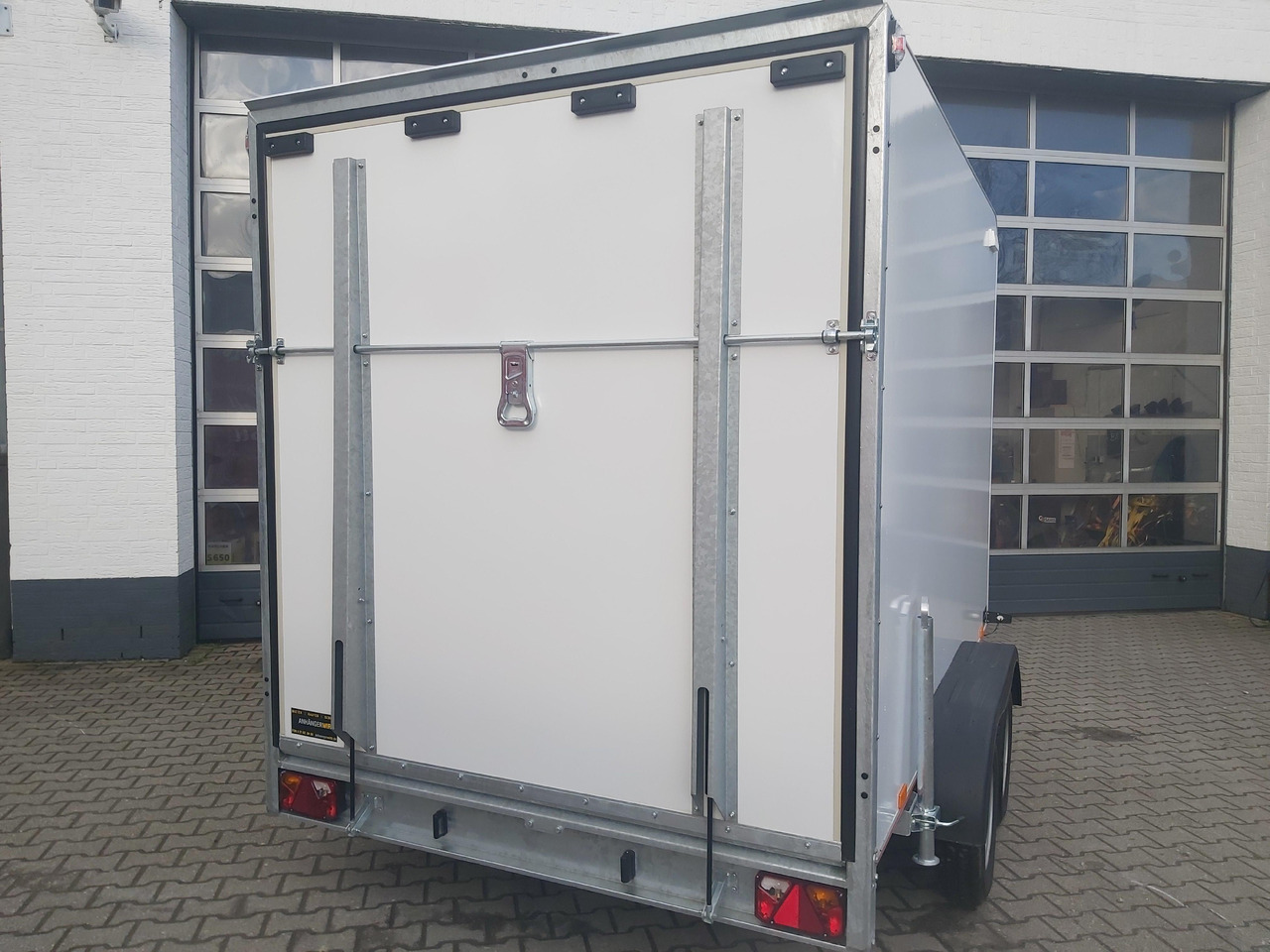 Koffer TFS 300T.01 2700 300x200x210cm aero Heckrampe Zurrsystem 100km/H 2700kg - Koffer Anhänger: das Bild 5 Koffer TFS 300T.01 2700 300x200x210cm aero Heckrampe Zurrsystem 100km/H 2700kg - Koffer Anhänger: das Bild 5