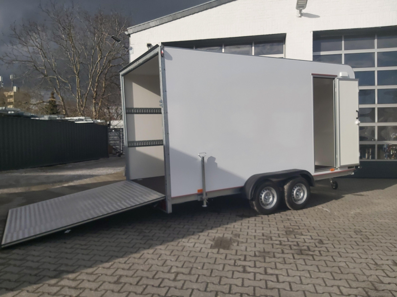 Koffer TFS 420T.01 2700 420x200x210cm aero Heckrampe Seitentür Licht (XL) 100km/H 2700kg Modell 2024 - Koffer Anhänger: das Bild 2 Koffer TFS 420T.01 2700 420x200x210cm aero Heckrampe Seitentür Licht (XL) 100km/H 2700kg Modell 2024 - Koffer Anhänger: das Bild 2