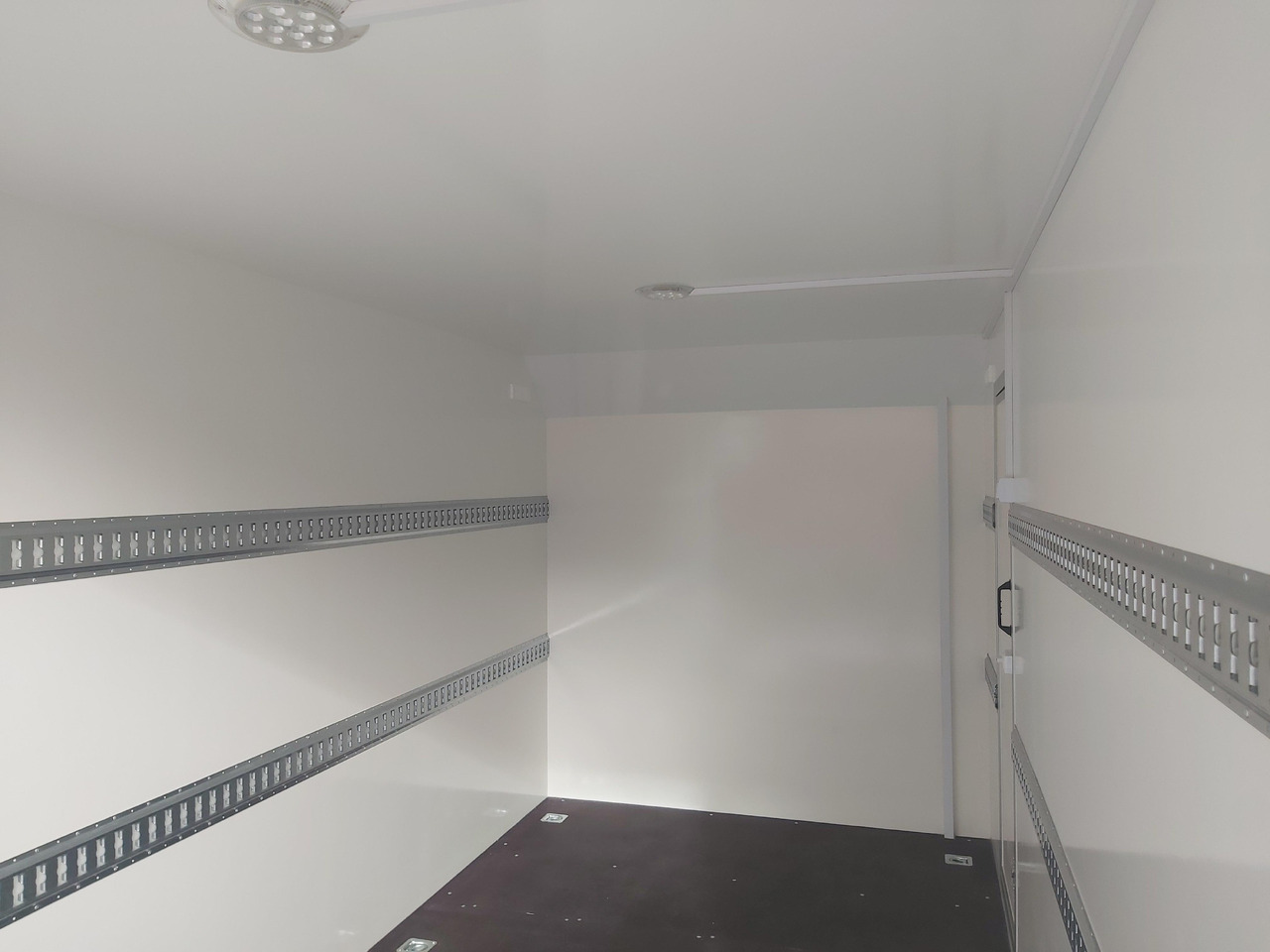 Koffer TFS 420T.01 2700 420x200x210cm aero Heckrampe Seitentür Licht (XL) 100km/H 2700kg Modell 2024 - Koffer Anhänger: das Bild 5 Koffer TFS 420T.01 2700 420x200x210cm aero Heckrampe Seitentür Licht (XL) 100km/H 2700kg Modell 2024 - Koffer Anhänger: das Bild 5