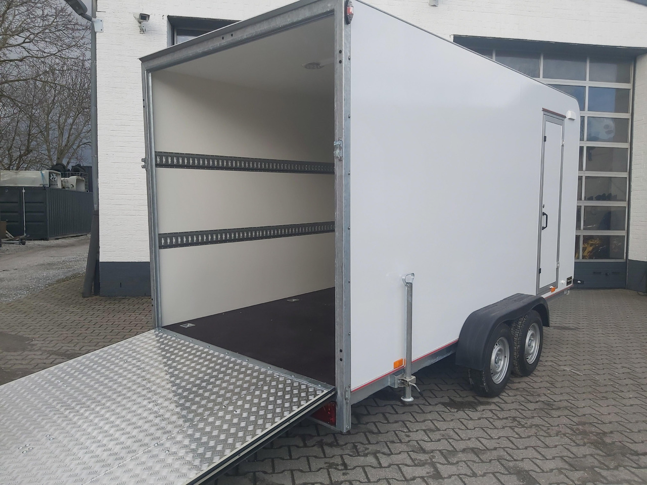 Koffer TFS 420T.01 2700 420x200x210cm aero Heckrampe Seitentür Licht (XL) 100km/H 2700kg Modell 2024 - Koffer Anhänger: das Bild 1 Koffer TFS 420T.01 2700 420x200x210cm aero Heckrampe Seitentür Licht (XL) 100km/H 2700kg Modell 2024 - Koffer Anhänger: das Bild 1