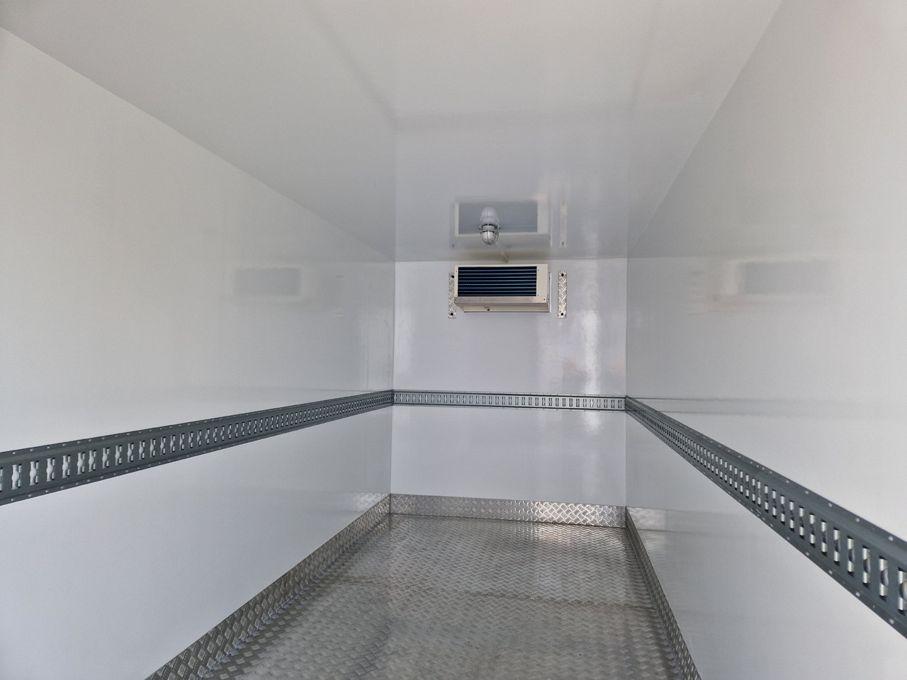 Kühlanhänger Cargo Therm TFI 430T 430x180x200cm Lebensmittel HACCP Govi Arktik 2000 2700kg - Kühlkoffer Anhänger: das Bild 2 Kühlanhänger Cargo Therm TFI 430T 430x180x200cm Lebensmittel HACCP Govi Arktik 2000 2700kg - Kühlkoffer Anhänger: das Bild 2