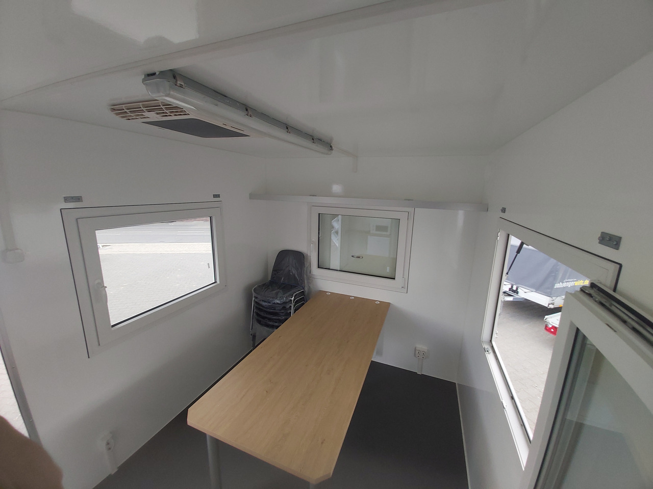 Mobiles Büro 410x220x220cm Tür + 3 Fenster + WC Raum + Stauraum + Klima (XL) 1500kg - Verkaufsanhänger: das Bild 3 Mobiles Büro 410x220x220cm Tür + 3 Fenster + WC Raum + Stauraum + Klima (XL) 1500kg - Verkaufsanhänger: das Bild 3