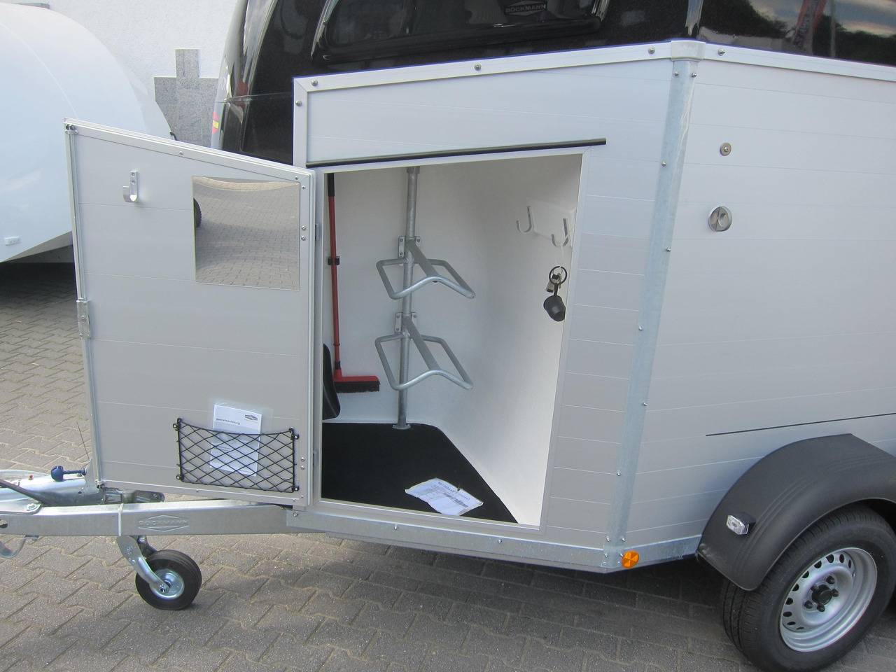 Pferdeanhänger Böckmann Champion R 165 Western Sattelkammer blackline 2400kg CFF 100 km/H Modell 22 - Pferdeanhänger: das Bild 4 Pferdeanhänger Böckmann Champion R 165 Western Sattelkammer blackline 2400kg CFF 100 km/H Modell 22 - Pferdeanhänger: das Bild 4