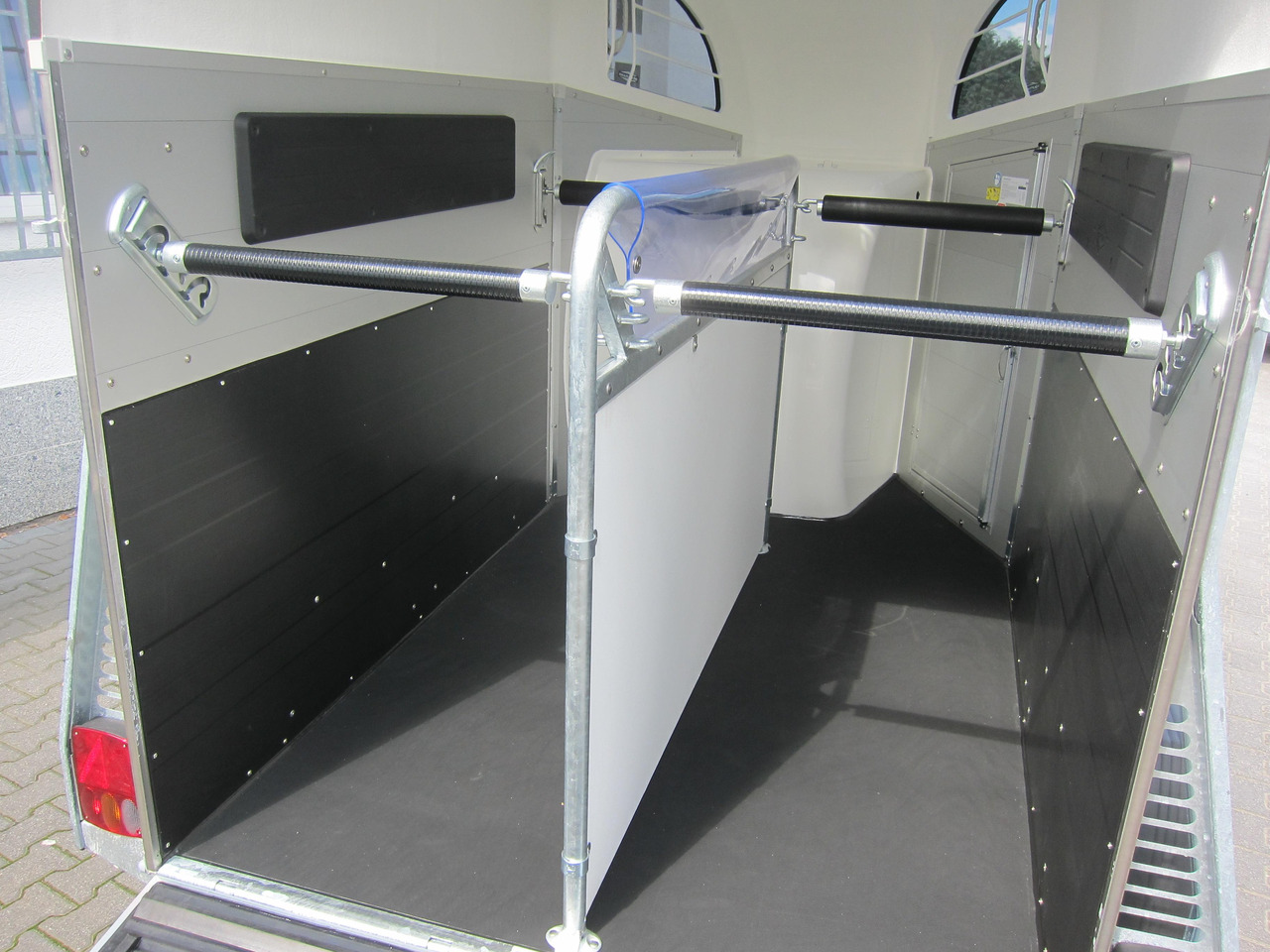 Pferdeanhänger Böckmann Champion R 165 Western Sattelkammer blackline 2400kg CFF 100 km/H Modell 22 - Pferdeanhänger: das Bild 5 Pferdeanhänger Böckmann Champion R 165 Western Sattelkammer blackline 2400kg CFF 100 km/H Modell 22 - Pferdeanhänger: das Bild 5