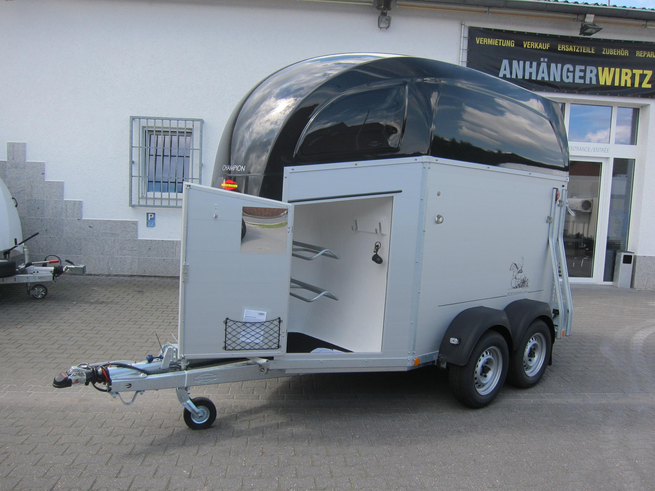 Pferdeanhänger Böckmann Champion R 165 Western Sattelkammer blackline 2400kg CFF 100 km/H Modell 22 - Pferdeanhänger: das Bild 2 Pferdeanhänger Böckmann Champion R 165 Western Sattelkammer blackline 2400kg CFF 100 km/H Modell 22 - Pferdeanhänger: das Bild 2