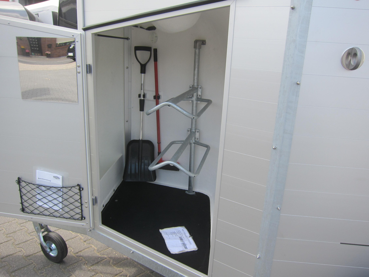 Pferdeanhänger Böckmann Champion R 165 Western Sattelkammer blackline 2400kg CFF 100 km/H Modell 22 - Pferdeanhänger: das Bild 3 Pferdeanhänger Böckmann Champion R 165 Western Sattelkammer blackline 2400kg CFF 100 km/H Modell 22 - Pferdeanhänger: das Bild 3