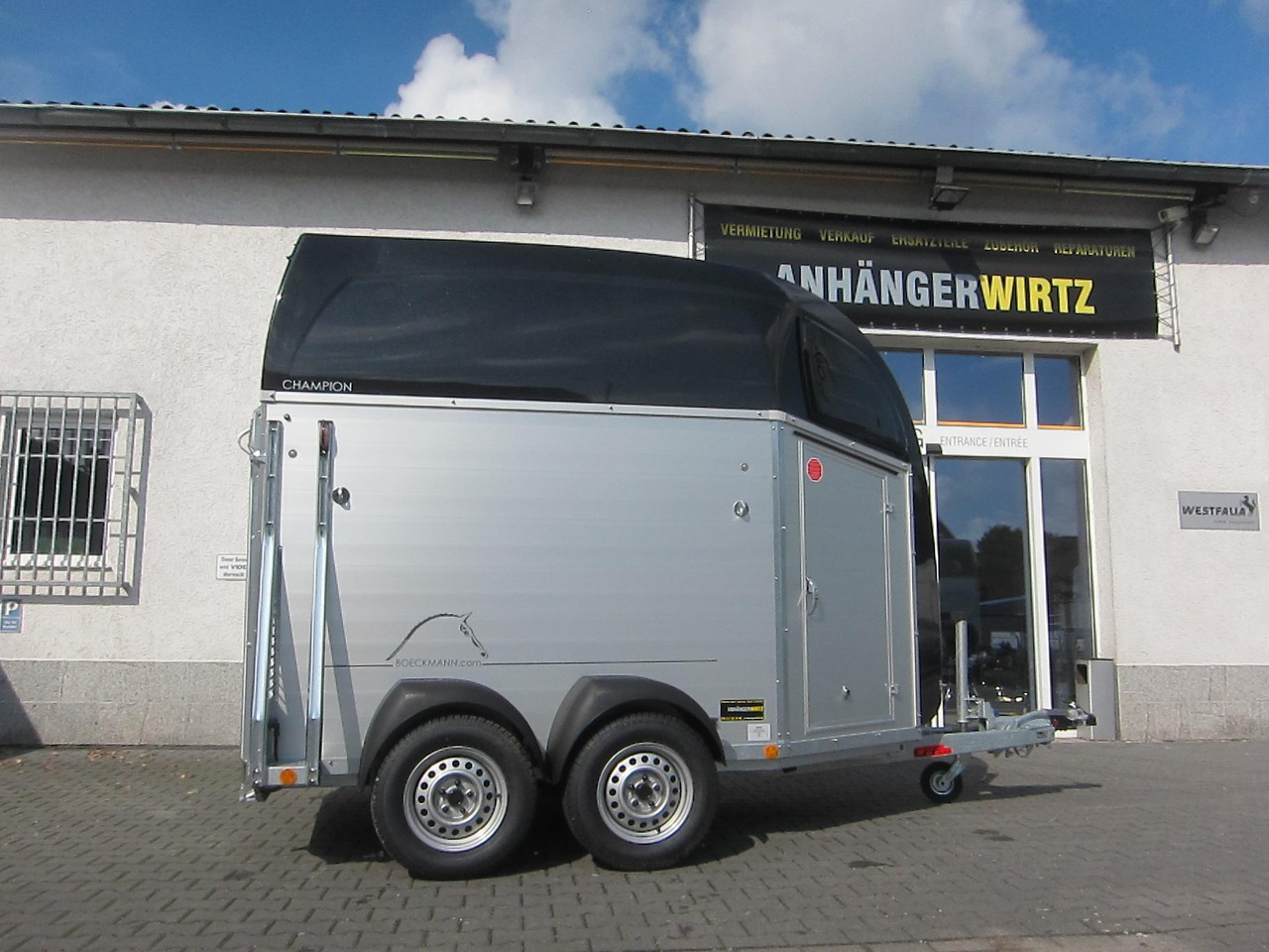 Pferdeanhänger Böckmann Champion R Sattelkammer blackline 2400kg CFF+ 100 km/H Modell 25 - Pferdeanhänger: das Bild 4 Pferdeanhänger Böckmann Champion R Sattelkammer blackline 2400kg CFF+ 100 km/H Modell 25 - Pferdeanhänger: das Bild 4