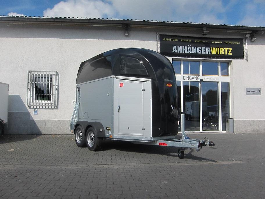 Pferdeanhänger Böckmann Champion R Sattelkammer blackline 2400kg CFF+ 100 km/H Modell 25 - Pferdeanhänger: das Bild 2 Pferdeanhänger Böckmann Champion R Sattelkammer blackline 2400kg CFF+ 100 km/H Modell 25 - Pferdeanhänger: das Bild 2